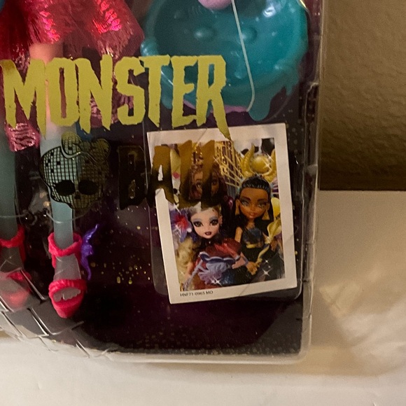 Monster High Lagoona Blue Doll with Pink and Blue Outfit - Picture 5 of 6